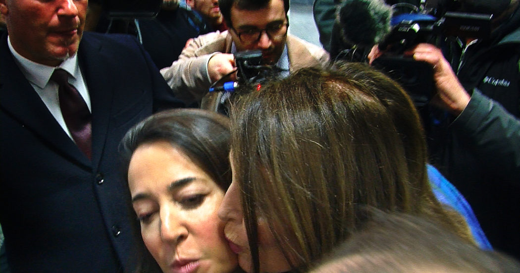 Bacio tra Ronzulli e Santanchè: “Perché non siamo in guerra”. E le frizioni nella maggioranza sul caso benzina evaporano