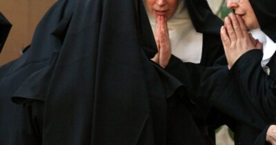 Copertina di Una suora e un sacerdote rapinano una gioielleria di Madrid, ma lo smalto sulle unghie li inchioda: era un travestimento. La polizia arresta tutta la banda