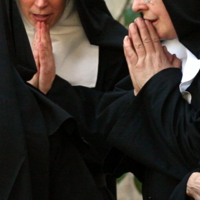 Una suora e un sacerdote rapinano una gioielleria di Madrid, ma lo smalto sulle unghie li inchioda: era un travestimento. La polizia arresta tutta la banda