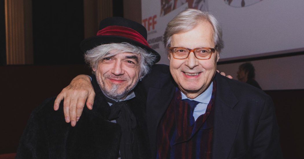 Lite e insulti tra Sgarbi e Morgan in una chat: “Tu sei un topo”, “Ti manca il cuore”, “Sei un vile”