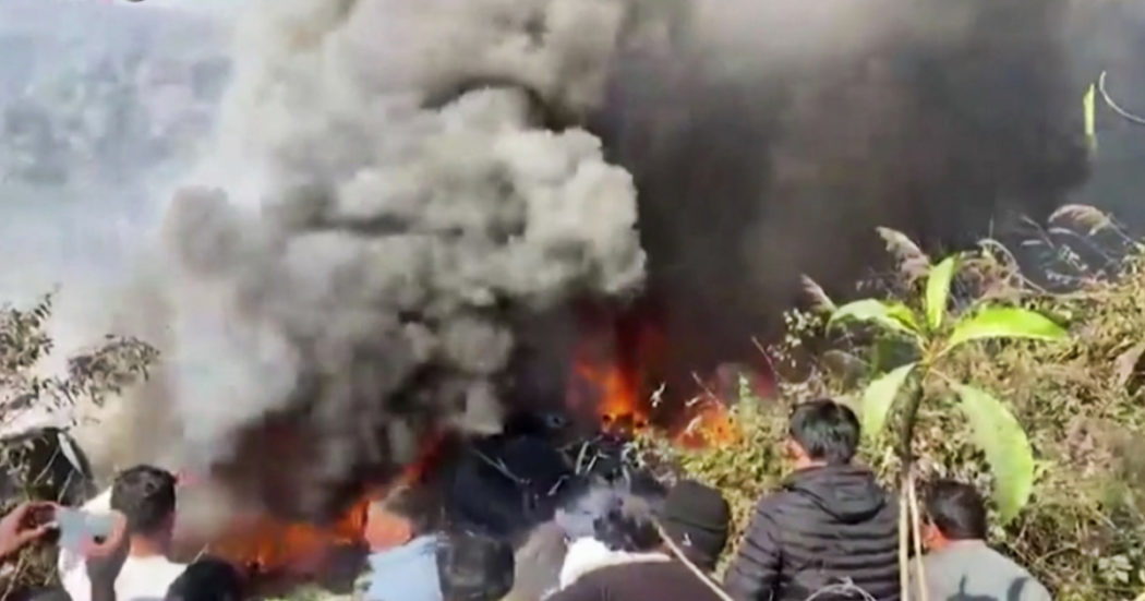 Aereo precipita in Nepal, le drammatiche immagini dopo lo schianto