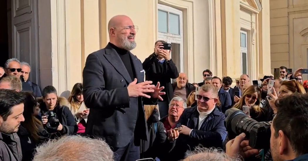 Pd, Bonaccini improvvisa un comizio in piedi su una sedia a Caserta: “M5s e Terzo Polo facciano opposizione al governo e non a noi”