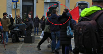Copertina di Milano, anarchici strappano il telefono a giornalista Rai e lo lanciano: tensione al corteo per Cospito