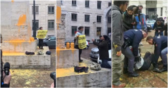 Copertina di Milano, attivisti per il clima imbrattano il Dito di Cattelan: lite con un passante. Poi la polizia li porta via di peso – Video