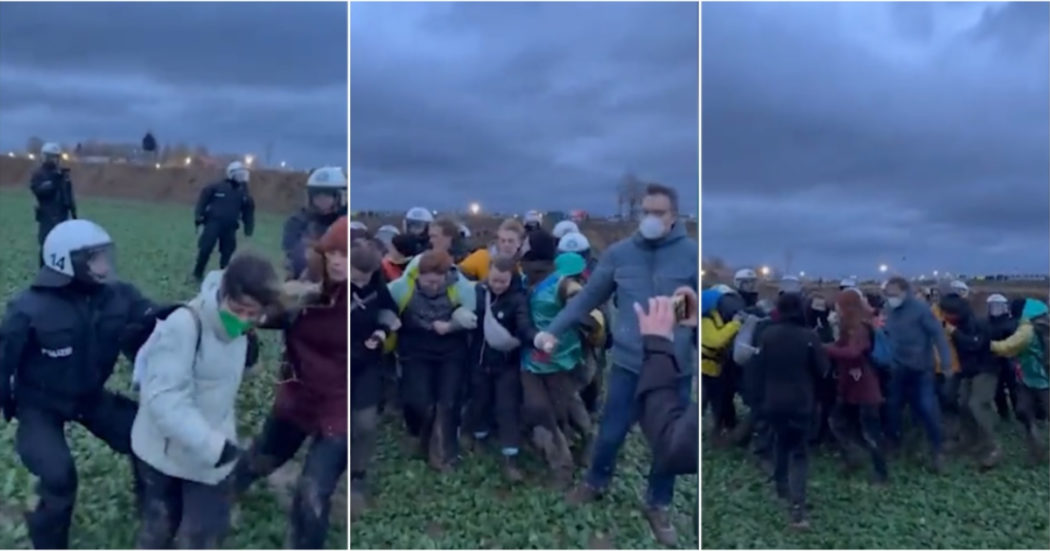 Greta Thunberg sgomberata dalla polizia: il video dei Fridays for Future spintonati dalla polizia in Germania