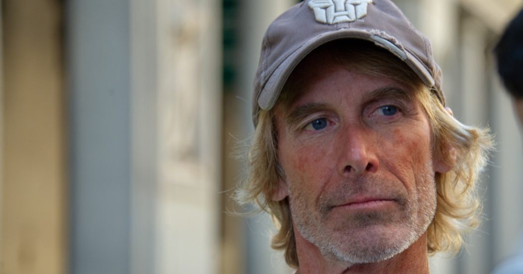 “Hanno scagliato 40 piccioni contro un’auto in corsa”. La scena di un film si trasforma in processo tra gli imputati Michael Bay, regista di Transformers