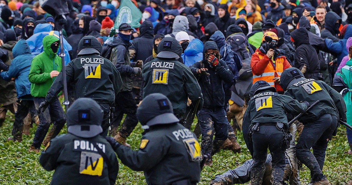 “Questo villaggio era il simbolo della resistenza al carbone, ci hanno colpiti senza ritegno”: il racconto degli ecoattivisti italiani a Lützerath