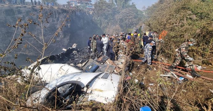 Nepal, precipita aereo con 72 persone a bordo: 68 morti confermati. Tra i passeggeri anche diversi stranieri