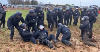 Copertina di Poliziotti impantanati nel fango: le difficoltà degli agenti durante la protesta per la miniera di carbone in Germania