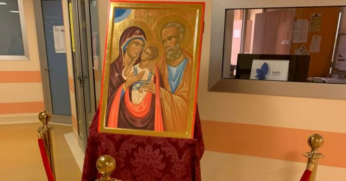 Venezia, l’immagine della Sacra Famiglia collocata in ospedale accanto al consultorio per le interruzioni di gravidanza. E’ polemica