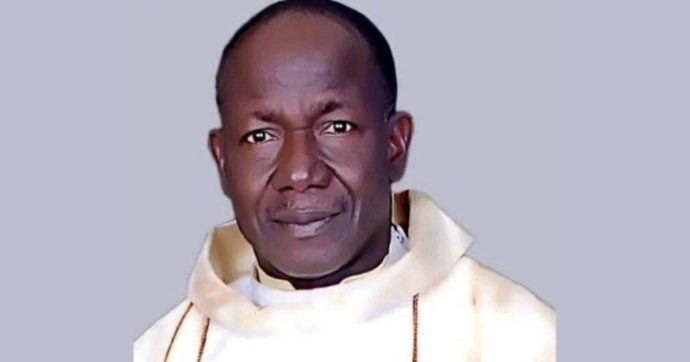 Nigeria, banditi assaltano una residenza parrocchiale: morto bruciato vivo un prete. Gravemente ferito l’assistente