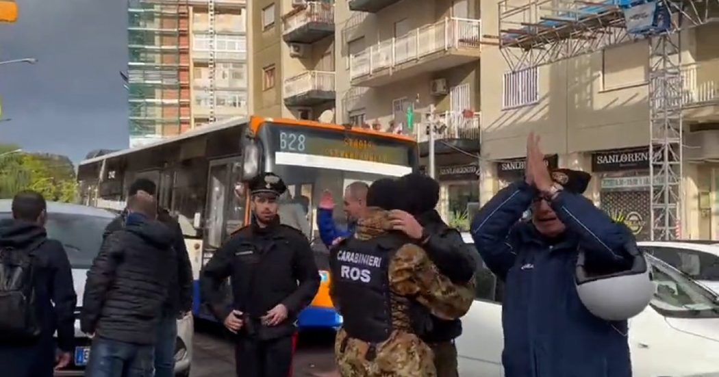 Matteo Messina Denaro, a Palermo applausi alle forze dell’ordine dopo l’arresto. E un passante abbraccia un carabiniere – Video