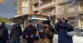 Copertina di Matteo Messina Denaro, a Palermo applausi alle forze dell’ordine dopo l’arresto. E un passante abbraccia un carabiniere – Video