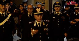 Copertina di Messina Denaro, l’applauso dei cittadini ai carabinieri e il ringraziamento del comandante: “Testimonia la vostra vicinanza allo Stato”