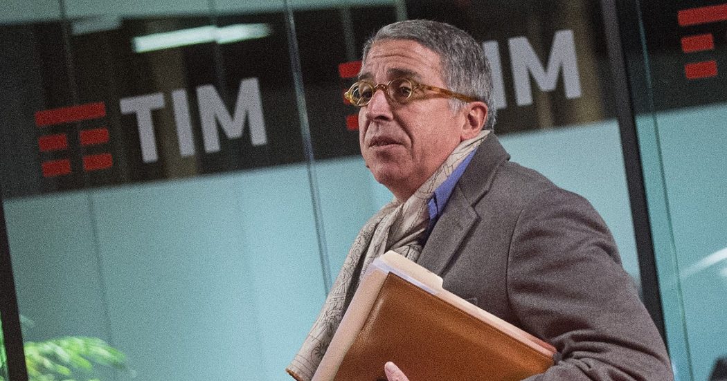 Tim, l’ad di Vivendi si dimette dal cda: il segnale del socio francese al governo dopo lo stop al piano di Cdp per la rete unica