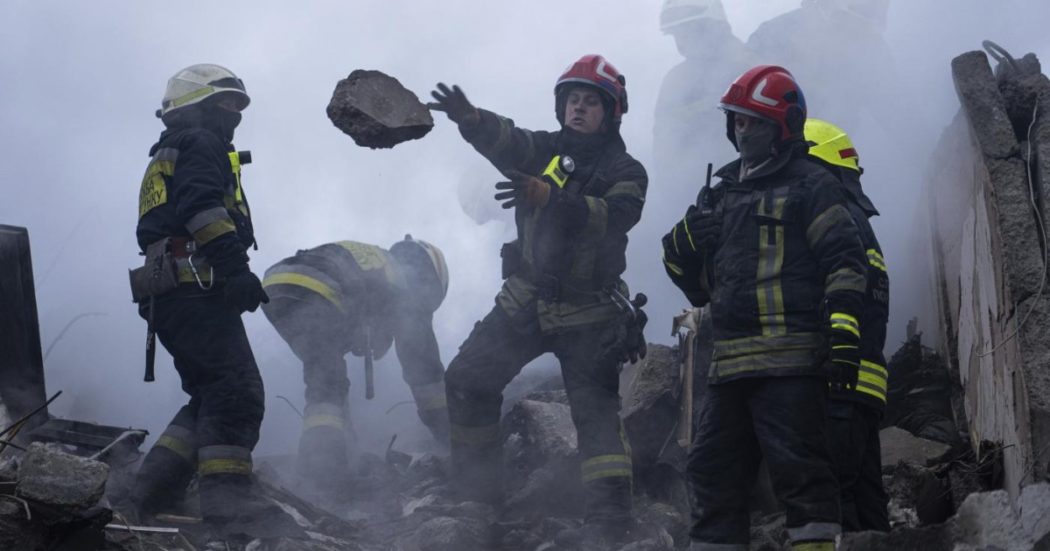 Ucraina, a Dnipro 40 civili uccisi: Cremlino nega responsabilità. Putin a Erdogan: “Troppe armi dell’Occidente a Kiev”