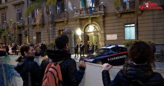 Copertina di Messina Denaro arrestato, palermitani davanti alla caserma per ringraziare i carabinieri: “Ora la verità sulle stragi e su chi ha coperto la latitanza”