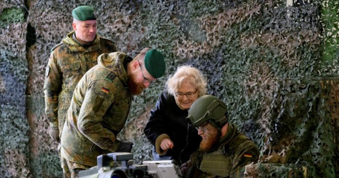 Berlino senza Difesa: ministra bocciata, resta il nodo dei tank