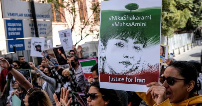 Iran, le proteste proseguono al grido: “Morte al dittatore”