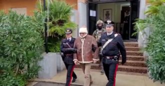 Copertina di Matteo Messina Denaro, arrestato il boss superlatitante: il momento in cui i carabinieri lo fanno salire su un furgone nero – Video