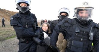 Copertina di Greta Thunberg fermata e identificata dalla polizia durante la protesta contro la miniera di Lützerath