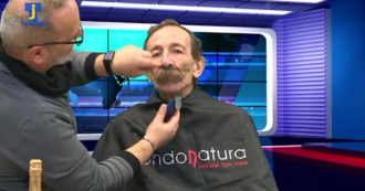 Copertina di Messina Denaro, il giornalista Pino Maniaci mantiene la promessa: si taglia i baffi in diretta e si commuove – Video