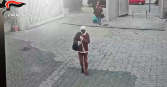 Copertina di Messina Denaro, il volto coperto da una mascherina e il cappuccio sulla testa: il video dell’arrivo del boss alla clinica