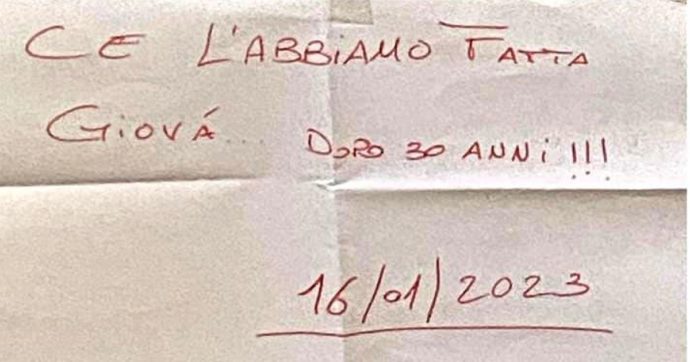 Matteo Messina Denaro,, sulla lapide di Falcone un biglietto: “Ce l’abbiamo fatta Giovà… Dopo 30 anni!!!”