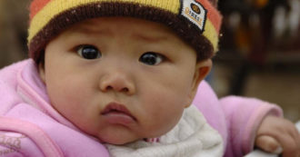 Copertina di Svolta epocale in Cina, popolazione cala per la prima volta in 60 anni. India verso il sorpasso
