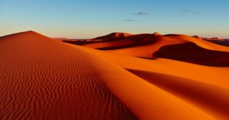 Copertina di Bimbo con i piedi nudi avvolti nel nastro adesivo corre la corsa campestre nel deserto: lo scatto fa il giro del mondo