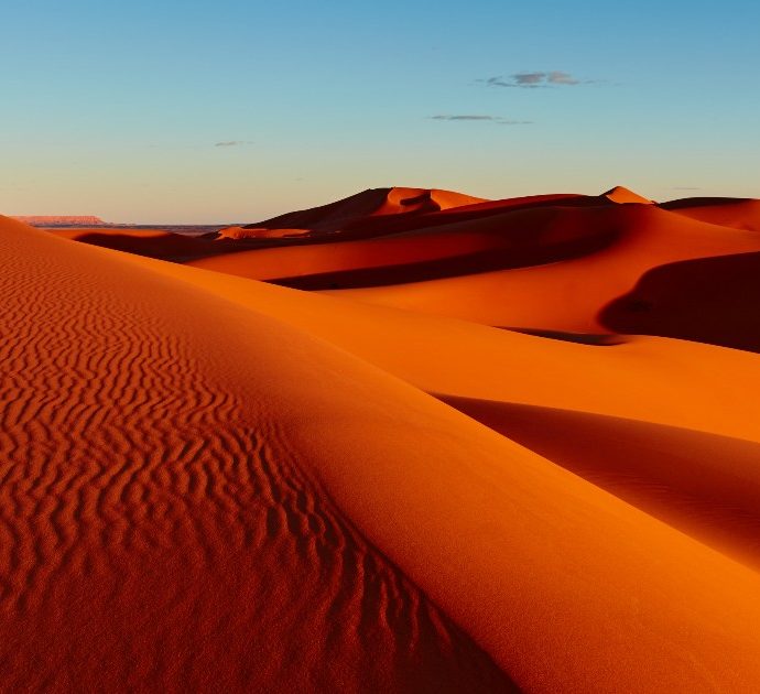 Bimbo con i piedi nudi avvolti nel nastro adesivo corre la corsa campestre nel deserto: lo scatto fa il giro del mondo
