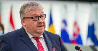 Copertina di Qatargate, confermato il fermo di Marc Tarabella: l’eurodeputato belga resta in cella