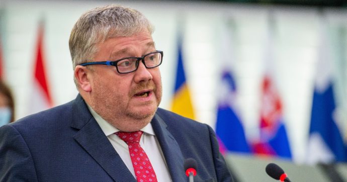 Qatargate, confermato il fermo di Marc Tarabella: l’eurodeputato belga resta in cella