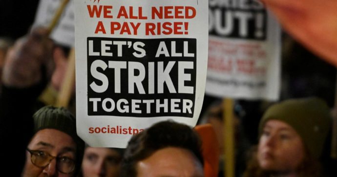 Inghilterra, scioperano docenti, autisti e infermieri: stipendi inadeguati