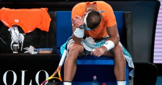 Copertina di Rafa Nadal si infortuna, la moglie scoppia in lacrime: l’immagine commovente agli Australian Open