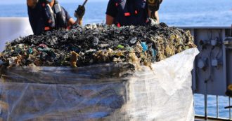 Copertina di Ue, stretta sull’export di rifiuti: lo stop alla plastica e gli altri divieti, ecco la proposta approvata dal Parlamento