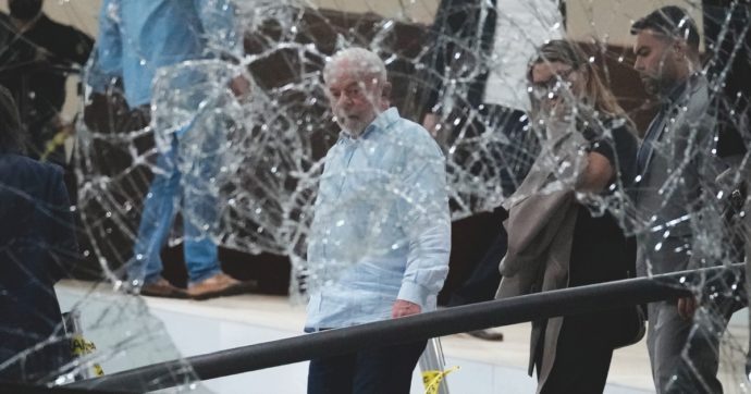 Brasile, Lula licenzia oltre 50 militari:  “Bolsonaro ha istigato all’odio per 4 anni”