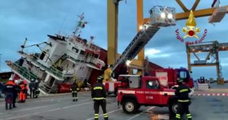 Copertina di Genova, nave si inclina su un fianco al molo Canepa: intervengono i vigili del fuoco