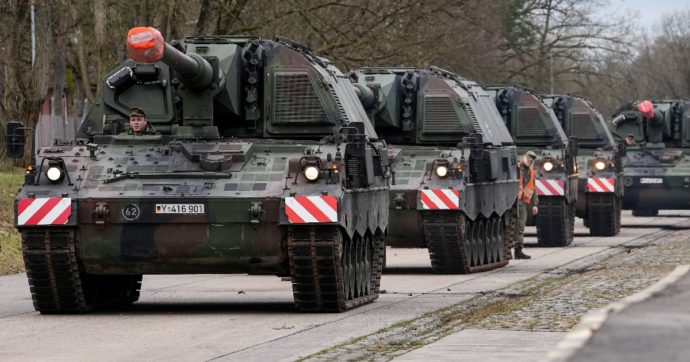 Ucraina, il pressing di Kiev: “Dateci i carri armati, basta tremare davanti a Putin”. Nato concorda: “Servono i tank”