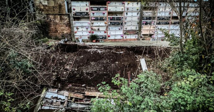 Ancora un crollo in un cimitero: bare nel torrente