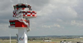 Copertina di Caos voli, anomalie alla rete dati: traffico aereo rallentato, disagi negli aeroporti di tutta Italia. Enav: “Non è un attacco hacker”