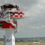 Copertina di Caos voli, anomalie alla rete dati: traffico aereo rallentato in tutta Italia. Enav: “Non è un attacco hacker”