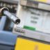 Copertina di Con lo sconto ridotto sulle accise la benzina sale a 1,95 euro/litro in autostrada. Il gasolio a 2,1