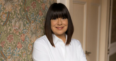 Copertina di “Mia mamma è andata fuori di testa. Una sera discutiamo, ha una crisi di nervi e tenta di accoltellarsi davanti a me”: lo rivela Cristina Fogazzi – VIDEO