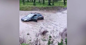 Copertina di Sardegna, tenta di guadare strada trasformata in fiume dalla pioggia: auto bloccata – Video