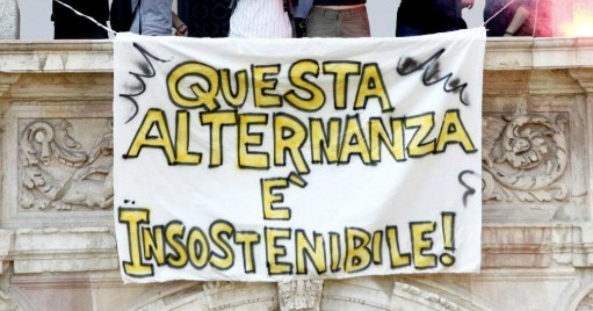 “Ferito perché senza casco”, “sette giorni a spalare foglie”: alternanza scuola-lavoro, gli studenti tornano in piazza a un anno dalla morte di Lorenzo Parelli – Le storie