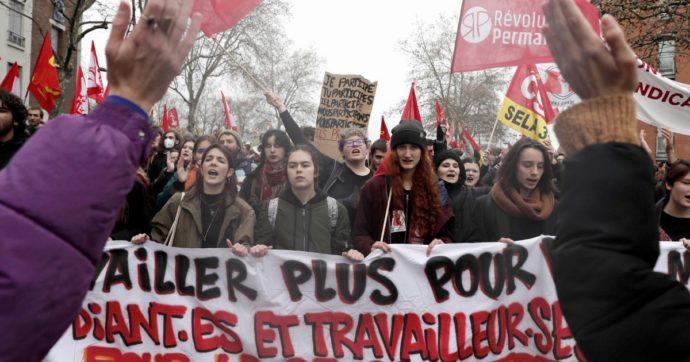 Studenti in piazza: “Moriremo precari”