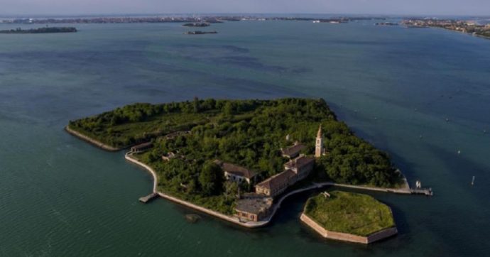 Venezia, l’isola di Poveglia è di nuovo in vendita. E i cittadini riprovano a comprarla per farci un parco pubblico
