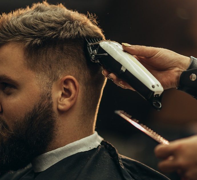 Allarme tigna, boom di contagi dai parrucchieri: “Attenzione, può assomigliare alla forfora”. Ecco di cosa si tratta e i sintomi
