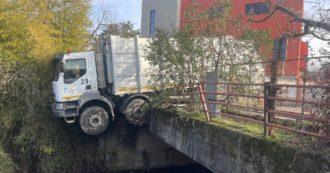 Copertina di Varese, camion dei rifiuti sfonda le recinzioni e resta in bilico su un ponte del fiume Olona